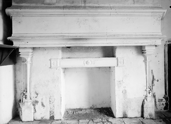 Logis, rez-de-chaussée corps de bâtiment, 2ème pièce, (cuisine), cheminée.