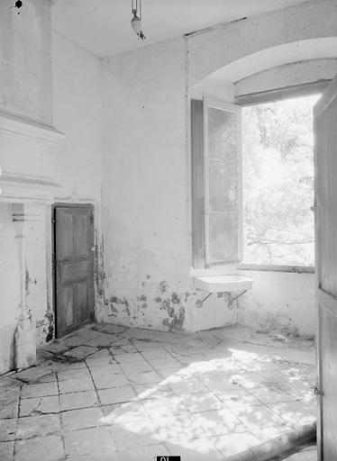 Logis, rez-de-chaussée corps de bâtiment, 2ème pièce, (cuisine), angle nord-est.