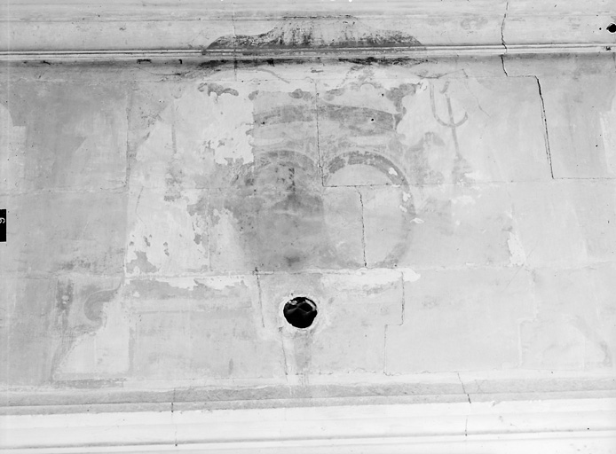 Logis, rez-de-chaussée corps de bâtiment, 2ème pièce, (cuisine), cheminée.