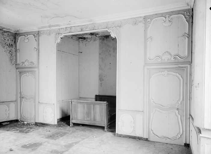 Logis, étage, chambre sud, mur sud.