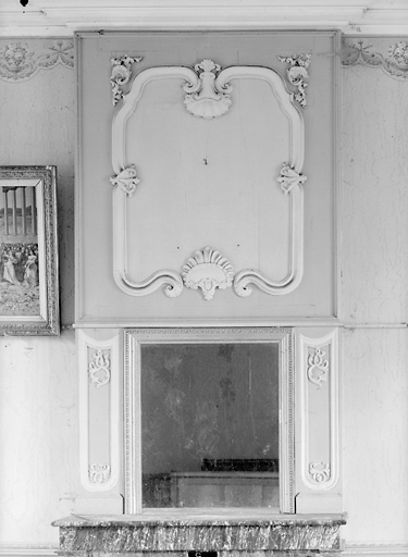 Logis, étage, chambre sud, mur nord, cheminée.