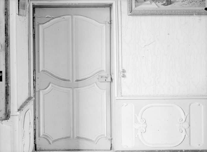 Logis, étage, chambre sud, mur nord, porte.