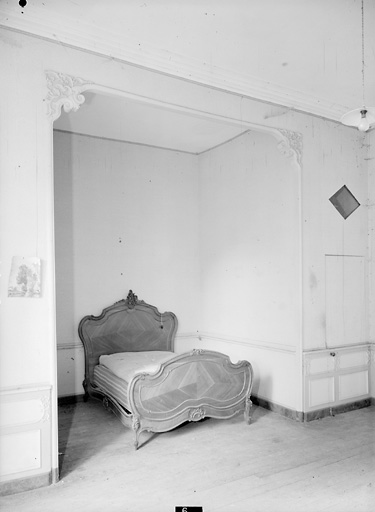 Logis, étage, 1ère chambre à gauche, alcôve.