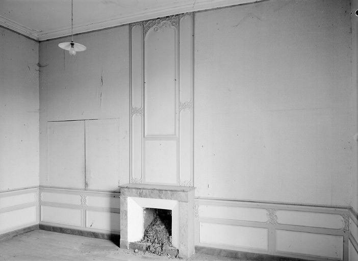 Logis, étage, 1ère chambre à gauche, mur nord avec cheminée.