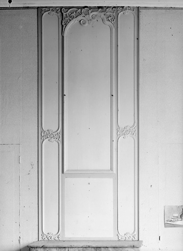 Logis, étage, 1ère chambre à gauche, détail de la cheminée.