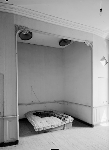 Logis, étage, 3ème chambre, alcôve au nord.