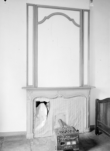 Logis, étage, 4ème chambre, cheminée.