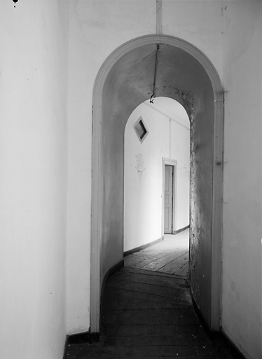 Logis, étage, couloir, passage entre le corps de bâtiment de gauche et le corps central.
