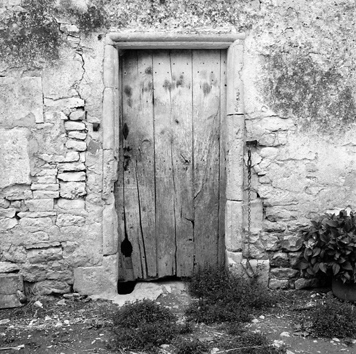 Ancien logement au sud, élévation ouest, porte.