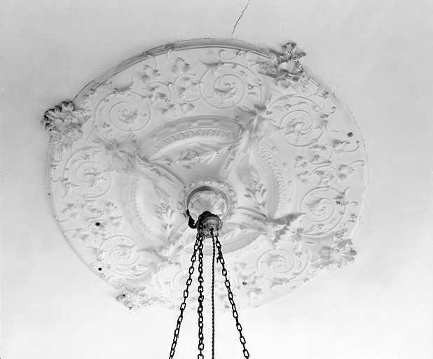 Logis, rez-de-chaussée corps de bâtiment, 3ème pièce, plafond.