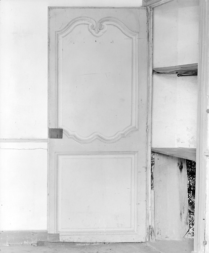 Logis, rez-de-chaussée corps de bâtiment, 1ère pièce, placard.