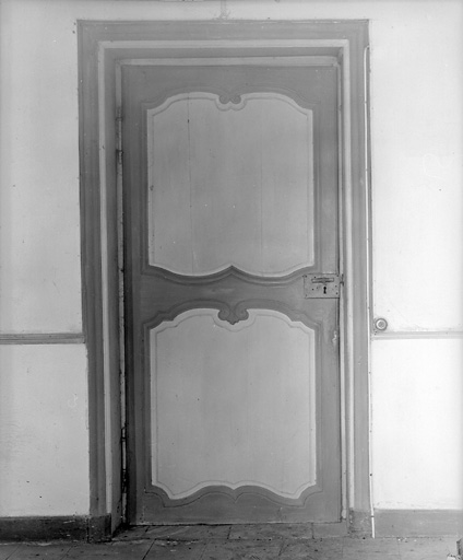 Logis,rez-de-chaussée corps de bâtiment, 1ère pièce à gauche, porte sur le couloir.