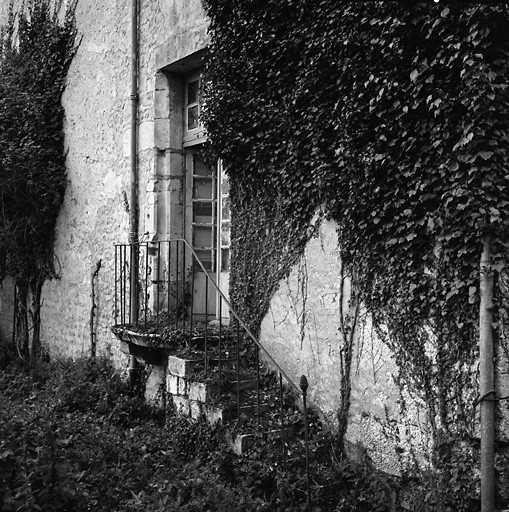 Logis, élévation postérieure, partie droite, porte de droite.