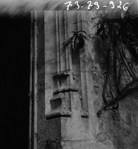 Logis, élévation postérieure, partie droite, détail d'une fenêtre du premier niveau.