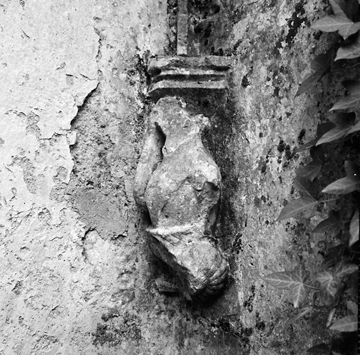 Logis, élévation antérieure, tour, porte, détail.