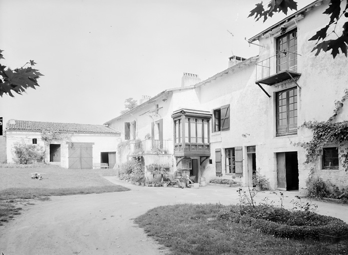Communs, logis et moulin, élévations antérieures.