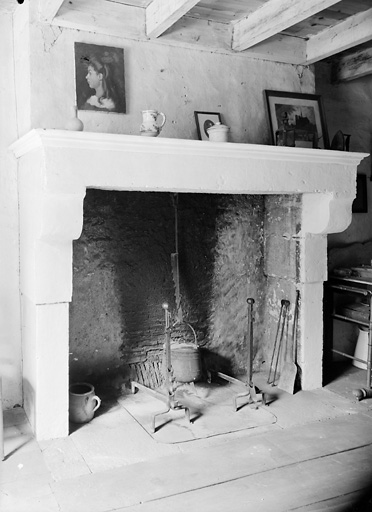 Logis, étage, pièce sud-est, cheminée.