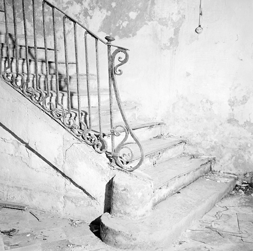 Logis, escalier sud, départ.
