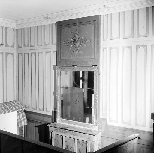 Logis, rez-de-chaussée corps de bâtiment central, lambris et cheminée.