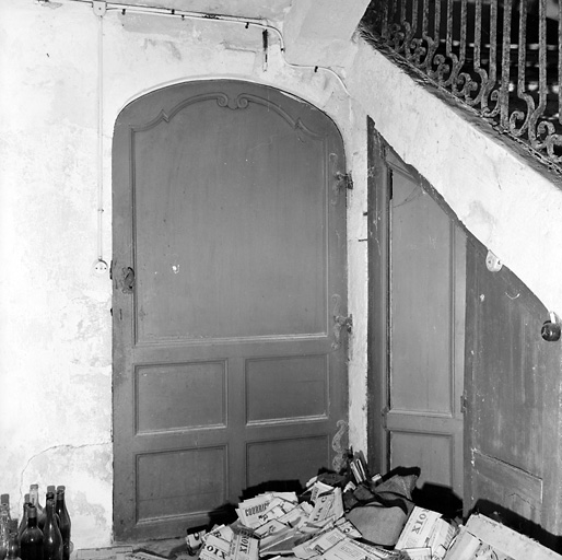 Logis, porte sous escalier sud.