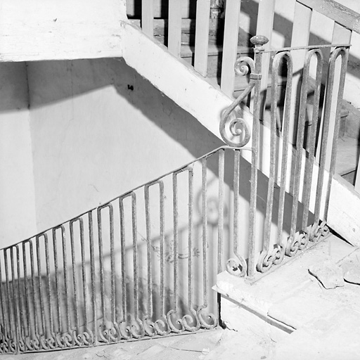 Logis, escalier sud vu depuis l'étage.