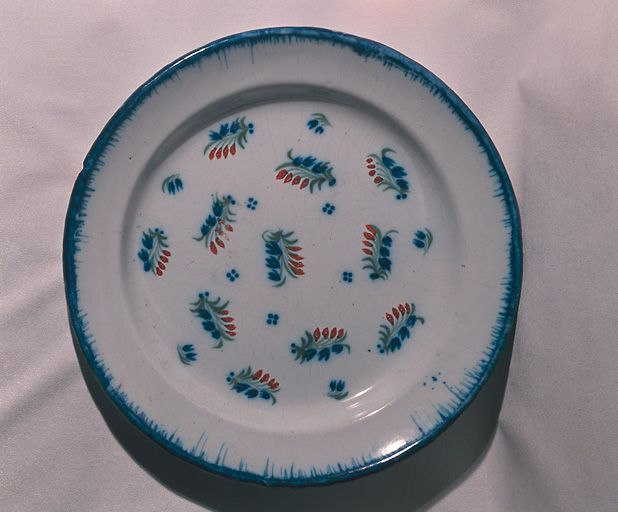 Plat (6), décor à semis