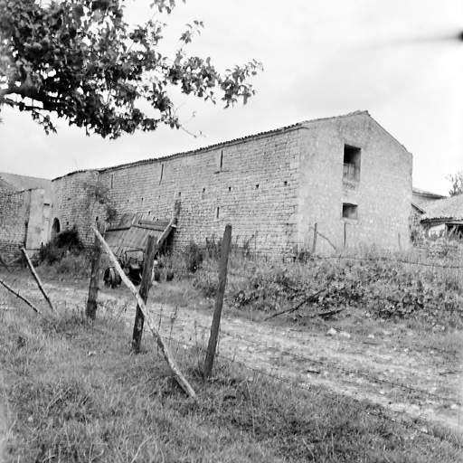 Corps de bâtiment nord-ouest et portail vus depuis le nord-ouest.