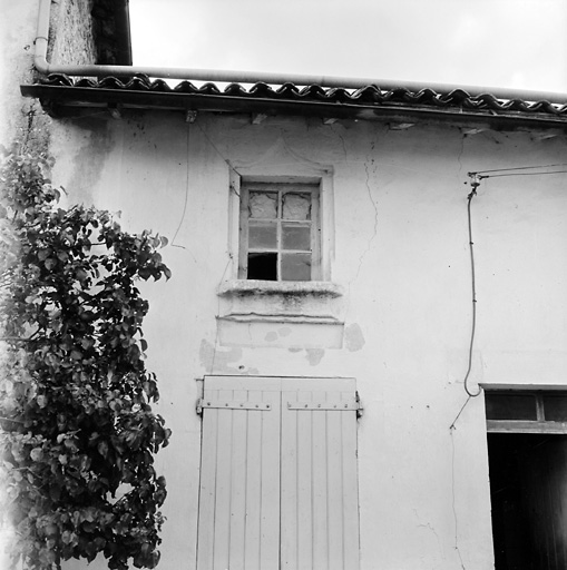 Logis A, élévation nord, détail de la partie droite.