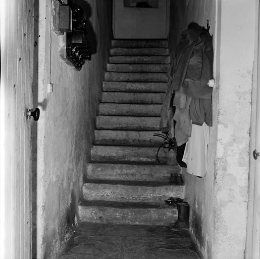 Logis A, escalier, vu depuis l'entrée à l'est.