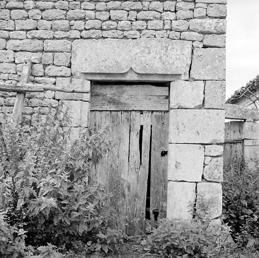 Corps de bâtiment sud-ouest (D), élévation est, porte.