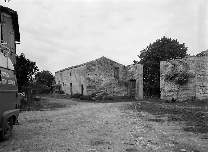 Corps de bâtiment nord-ouest et portail vus depuis le sud-ouest.