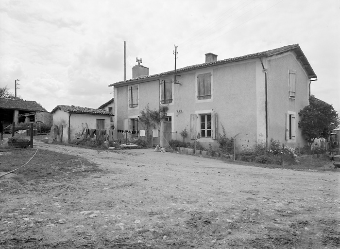 Logis à vu depuis le nord-est.