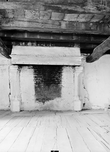 Logement, étage, pièce centrale, cheminée en 1973.