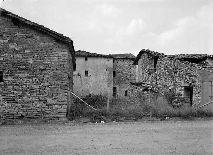 Elévation antérieure, avant corps, et partie droite.