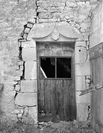 Corps de bâtiment centrale, élévations sud ouest, porte.