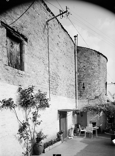 Bâtiment ouest, élévation ouest, détail de la partie centrale, à gauche de la tour.