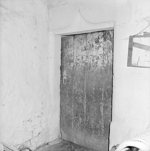 Logement, rez-de-chaussée, pièce centrale, porte ouvrant sur la pièce hors-oeuvre, au sud-est.