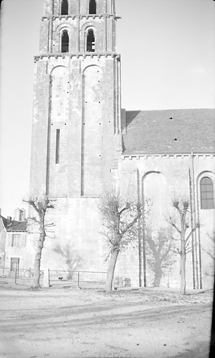 Eglise, élévation sud du clocher et de la première travée de la nef.