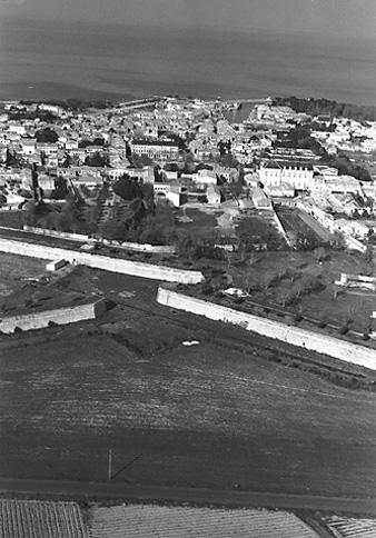 Vue aérienne, le port en premier plan.