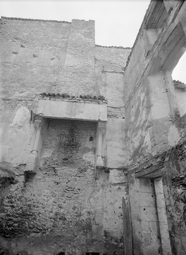 Ancien logis, intérieur, angle sud-est.