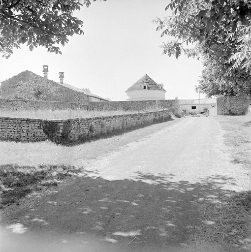 Entrée est de la cour nord.