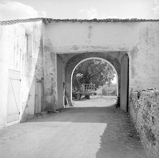 Bâtiment séparant les deux cours, côté nord du passage couvert.