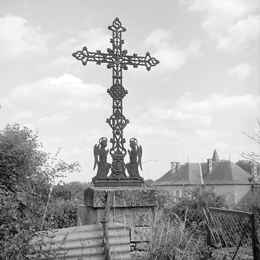 Croix monumentale dans le jardin est.