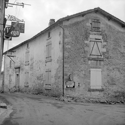 Elévation antérieure et latérale droite.