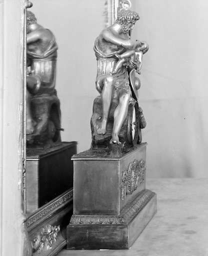 Vue de profil gauche.