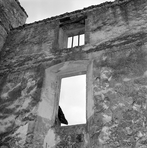 Ancien logis, intérieur, mur sud, fenêtre des deuxième et troisième niveaux.
