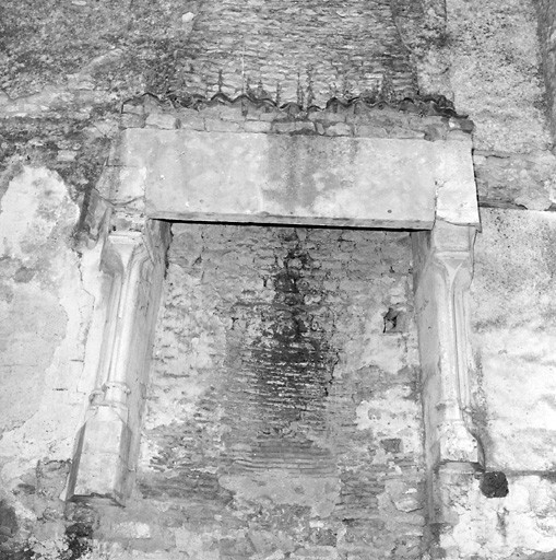 Ancien logis, intérieur, deuxième niveau, cheminée à l'est.