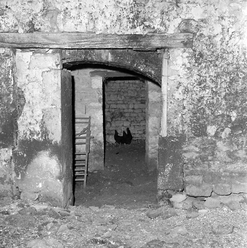 Ancien logis, intérieur, premier niveau vu vers le nord.