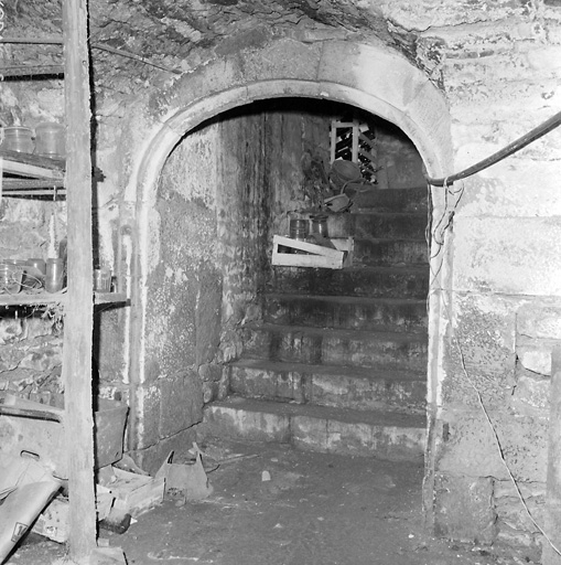 Village, maisons, cave voûtée.