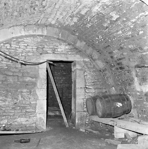 Village, maisons, cave voûtée.